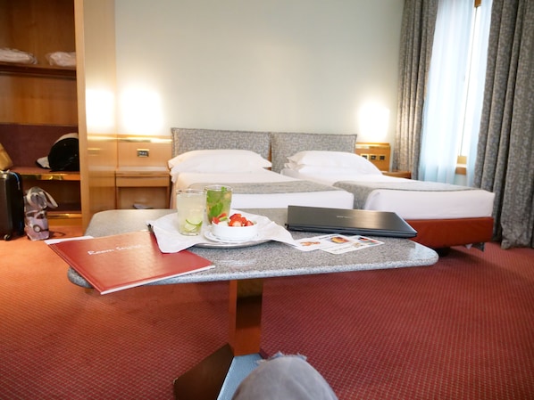 Deluxe Twin Room | Minibar, in-room safe, desk, blackout drapes