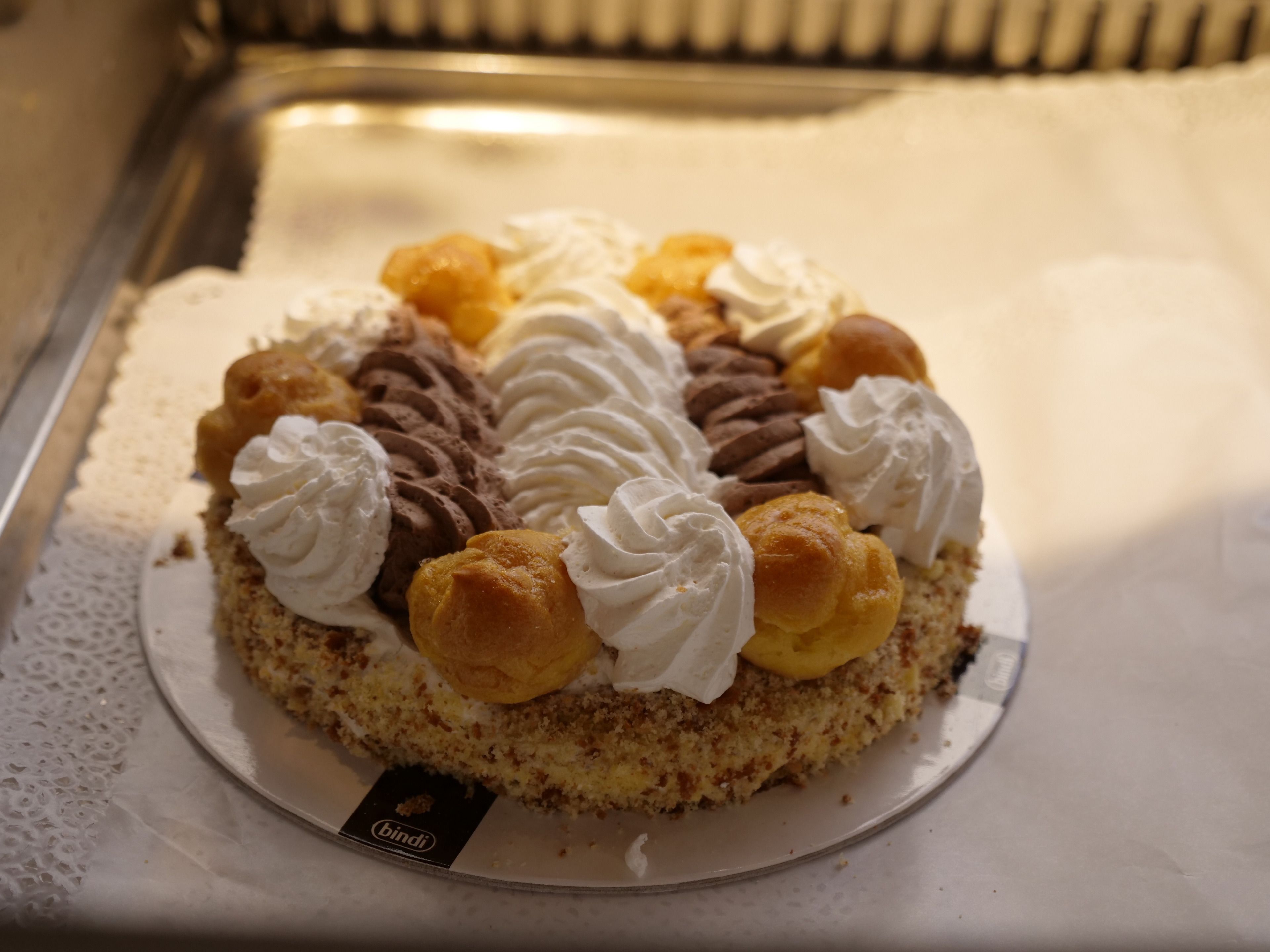 Un postre en un plato con una etiqueta.