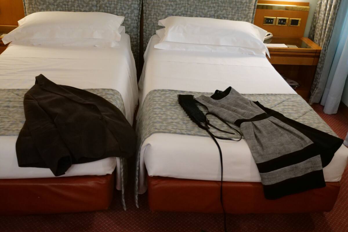 Minibar, caja de seguridad en la habitación y escritorio