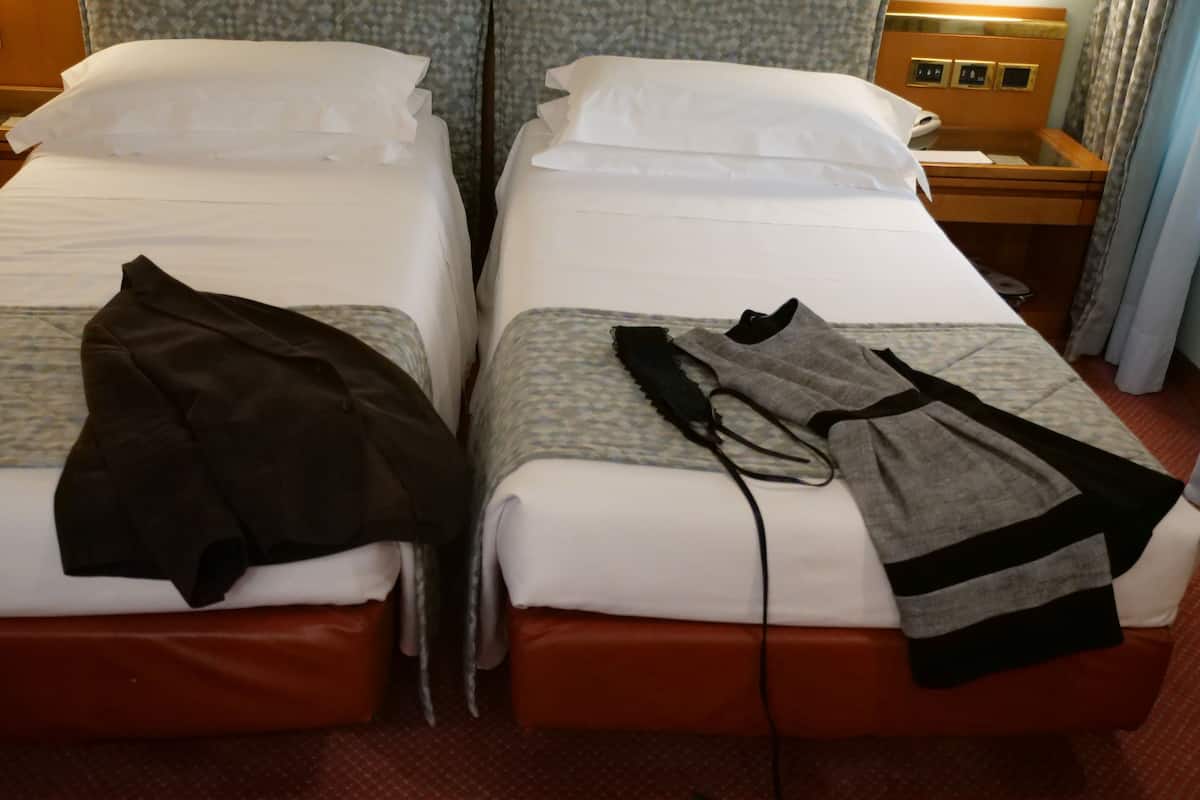 Minibar, värdeförvaringsskåp på rummet och skrivbord