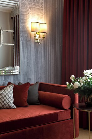 Suite | Premium bedding, minibar, in-room safe, desk - Starhotels Michelangelo (Rome)