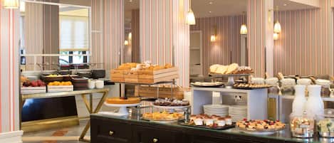 Daily continental breakfast (EUR 15 per person)
