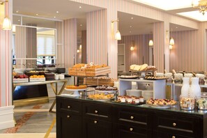 Daily continental breakfast (EUR 15 per person)