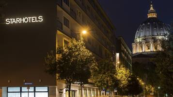 Facciata della struttura - sera/notte