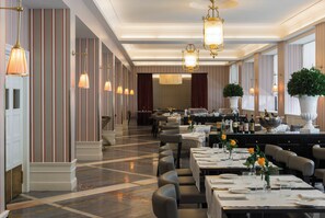 Petit déjeuner, déjeuner et dîner servis sur place