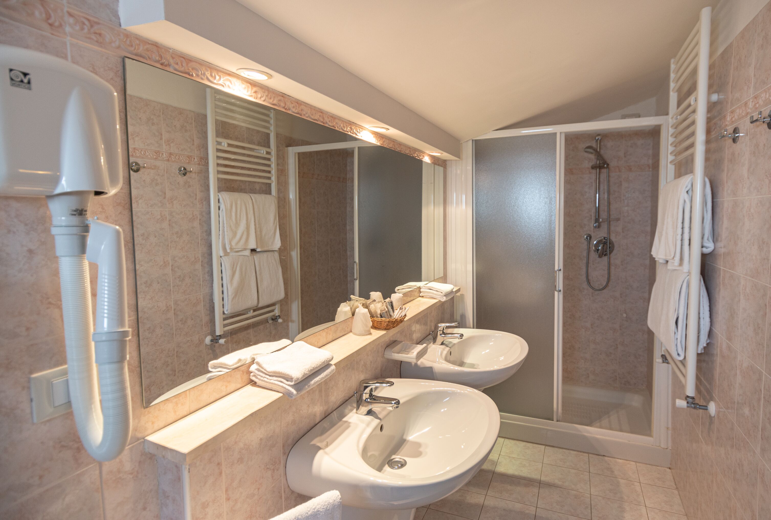 triple room | bathroom | free toiletries, hair dryer, bidet, towels