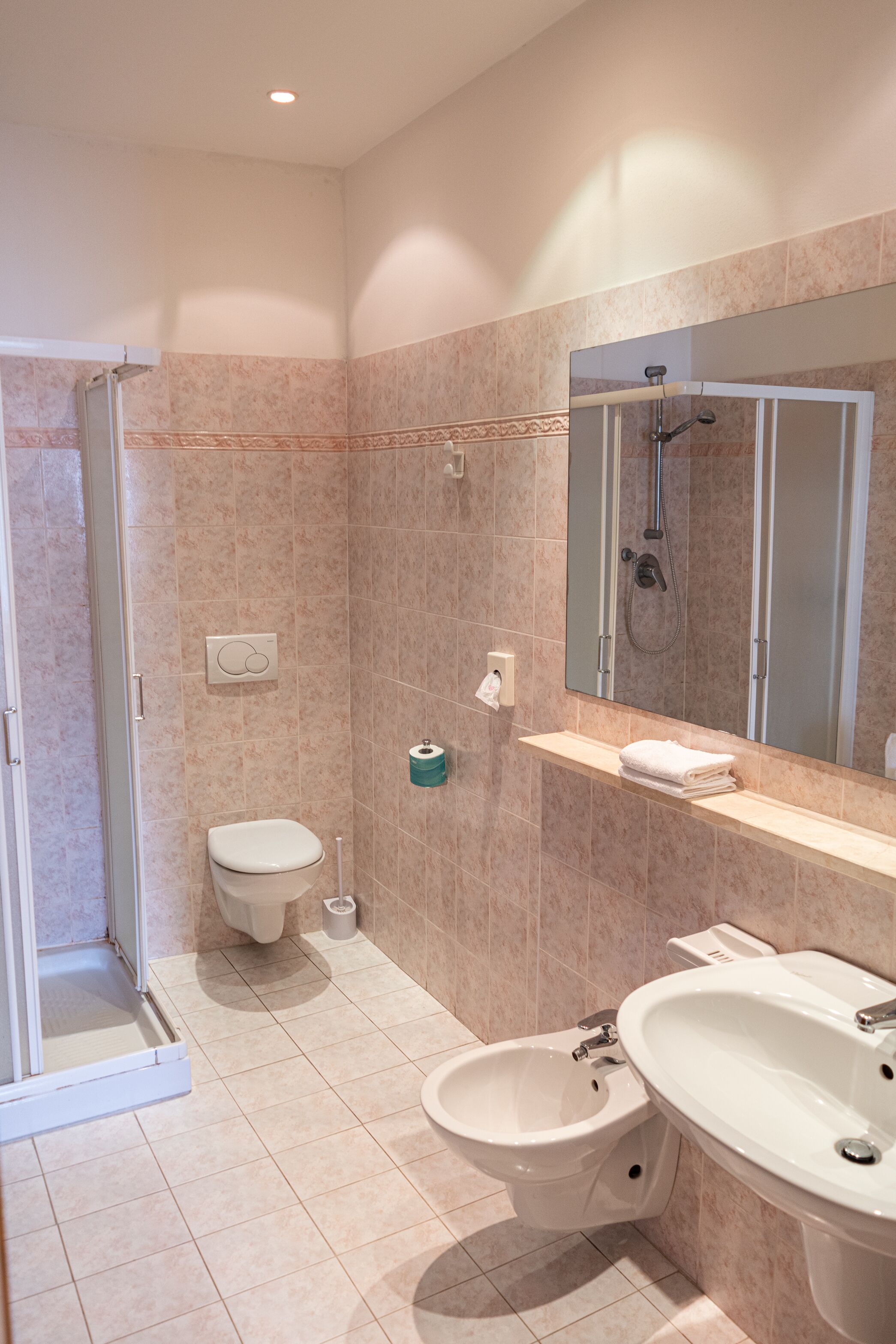 double room | bathroom | free toiletries, hair dryer, bidet, towels