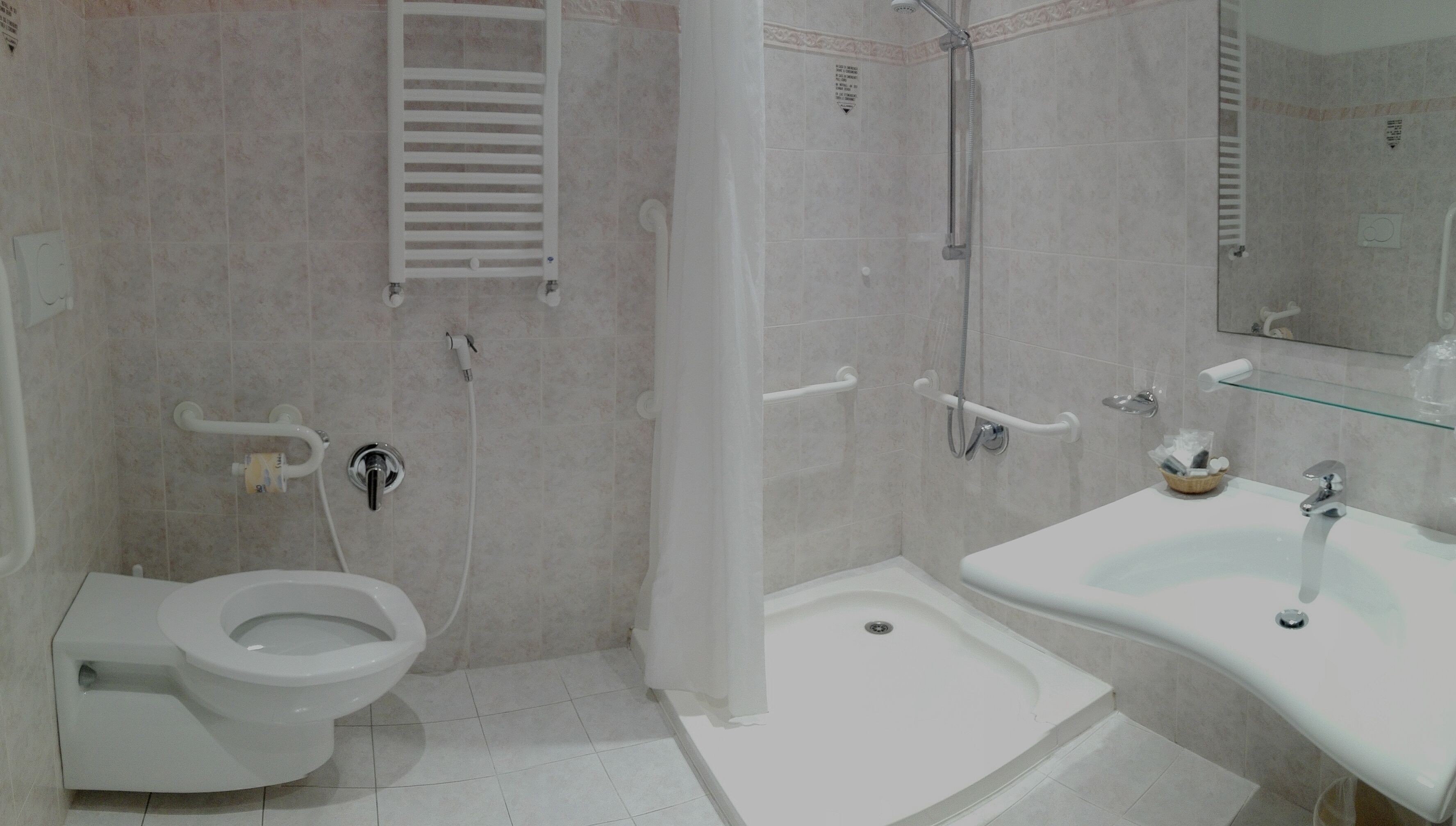 Un bagno moderno con toilette, doccia e lavandino.