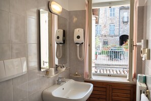Chambre Double | Salle de bain | Articles de toilette gratuits, sèche-cheveux, bidet, serviettes fournies