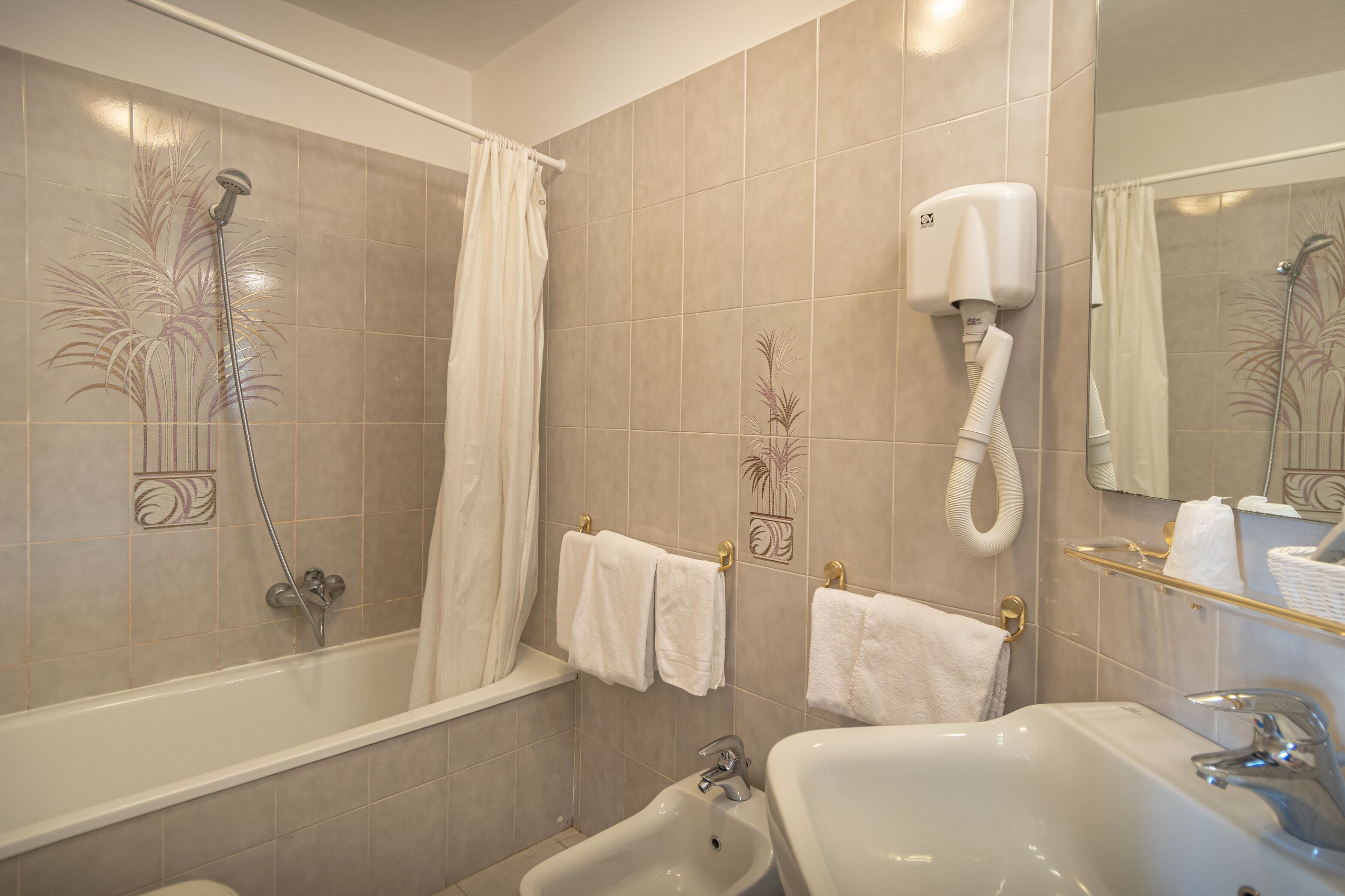 superior double room | bathroom | free toiletries, hair dryer, bidet, towels