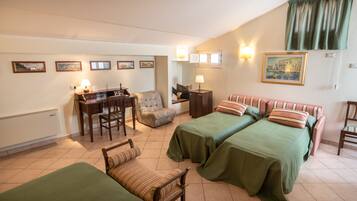 Quarto triplo | 1 quarto, escrivaninha, Wi-Fi de cortesia, roupa de cama