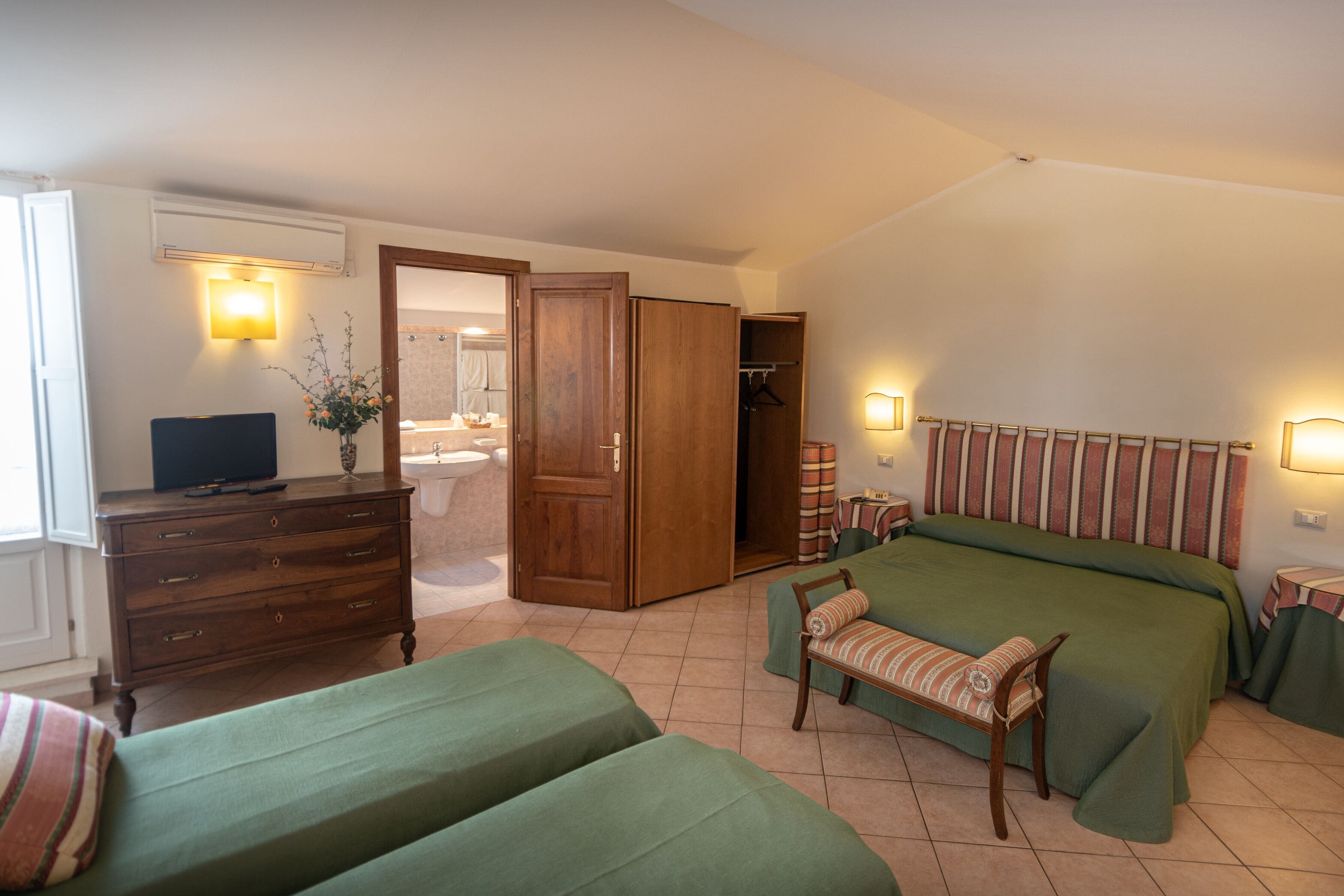 triple room | 1 bedroom, desk, free wifi, bed sheets