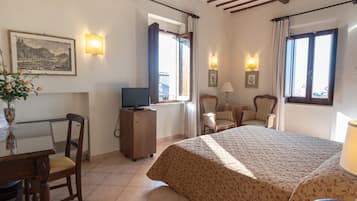 Camera con letto matrimoniale o 2 letti singoli | Una scrivania, Wi-Fi gratuito, lenzuola