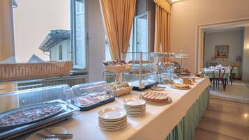 TĂ€gliches inbegriffenes FrĂŒhstĂŒcksbuffet