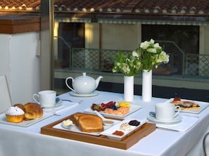 Daily continental breakfast (EUR 20 per person)