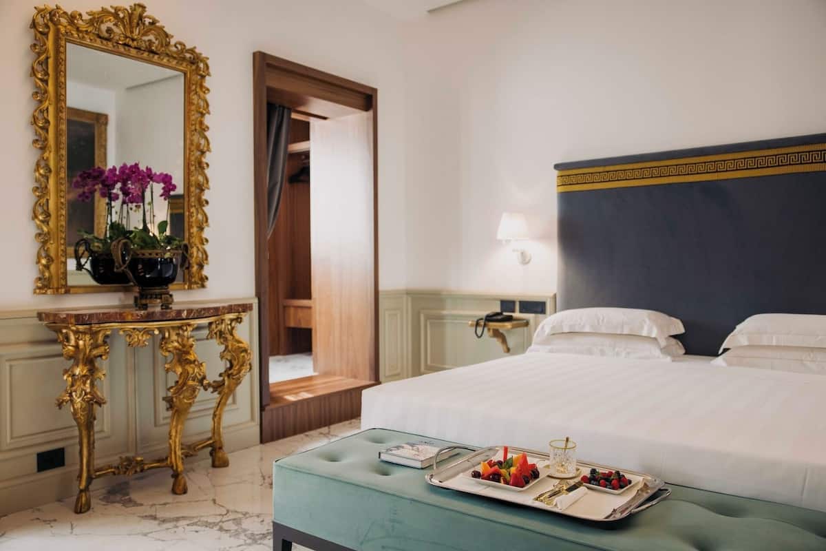 Suite Presidenziale Executive | Sengetøy av topp kvalitet, dundyner, minibar og safe på rommet