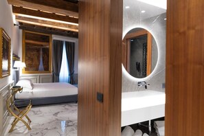 Suite Executive | Premium bedding, down duvets, minibar, in-room safe - Valadier Hotel (Rome)