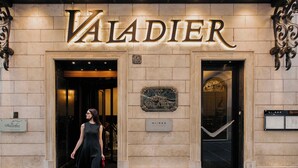 L’extérieur de l’hôtel Valadier se distingue par son entrée imposante, une enseigne indiquant le nom de l’hôtel et une plaque portant le nom de l’établissement.