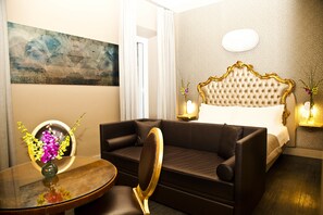 أغطية فراش متميزة وألحفة محشوة بالريش وميني بار وخزنة داخل الغرفة