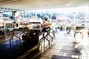 Daily continental breakfast (EUR 20 per person)