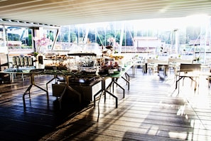 Daily continental breakfast (EUR 20 per person)
