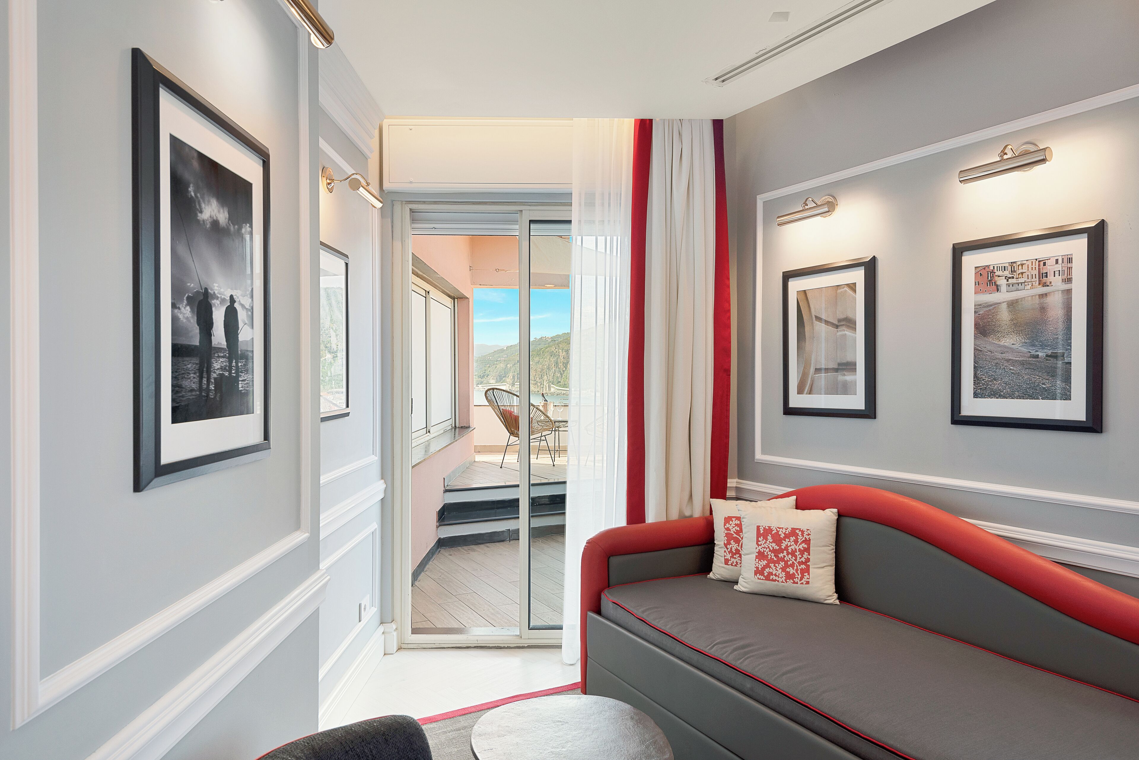 suite deluxe, terrazzo, vista mare parziale (portovenere) | 1 bedroom, down duvets, minibar, in-room safe