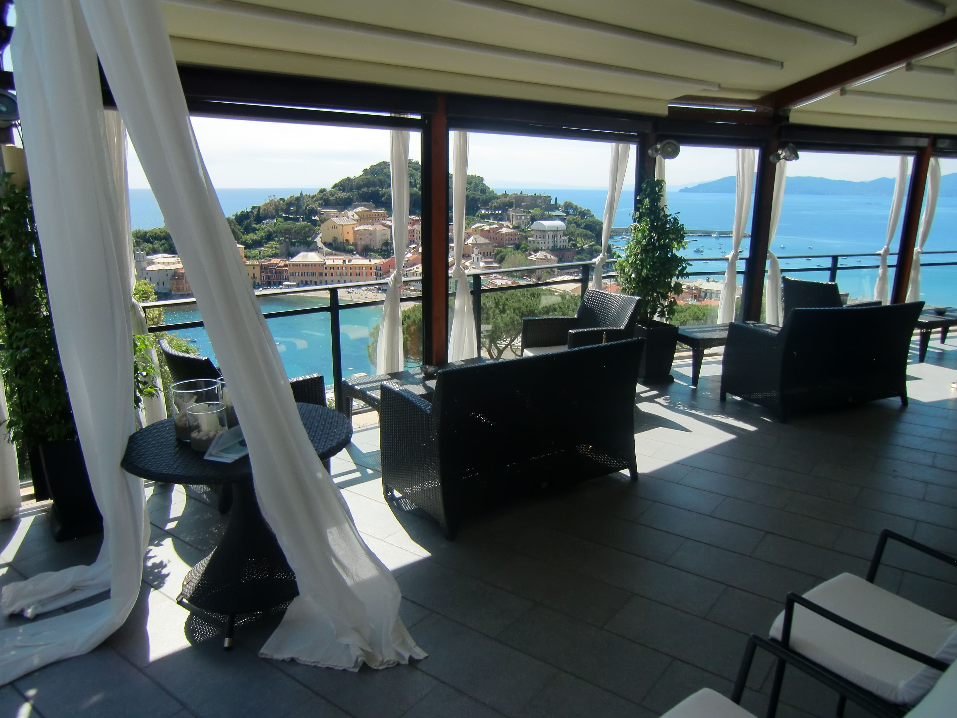 cocktail bar, ocean views, open daily