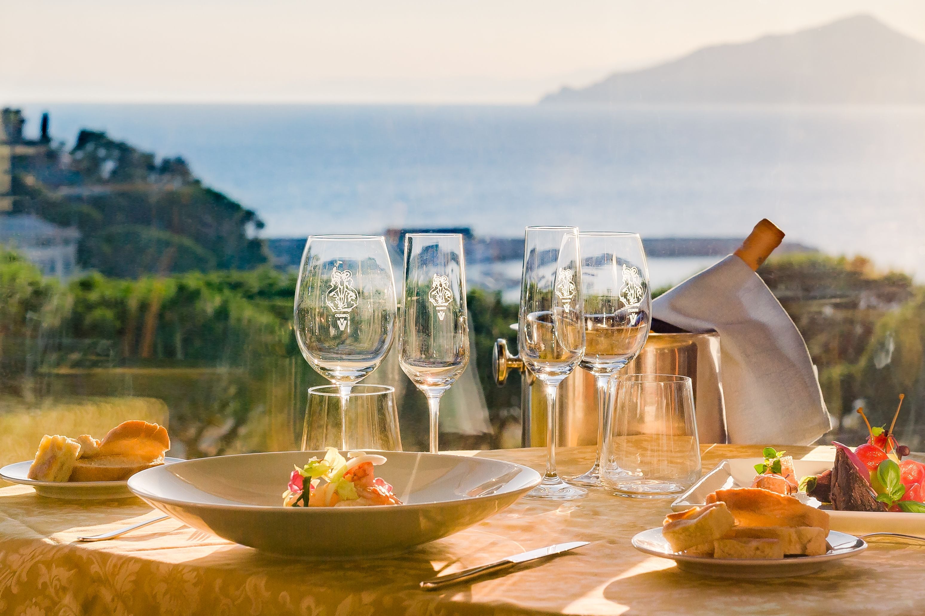 2 restaurants, breakfast, dinner served; Italian cuisine