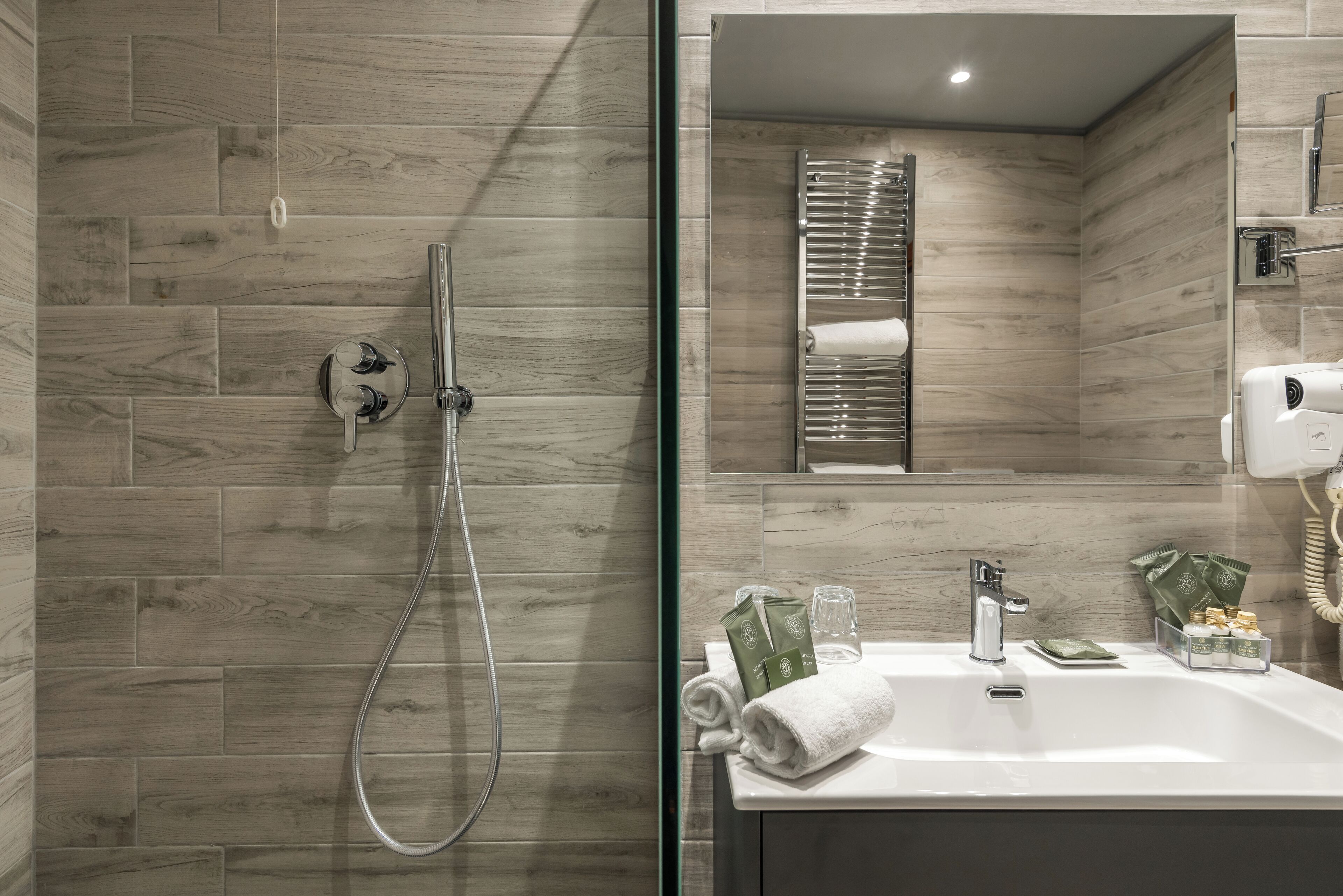 family room, non smoking, city view | bathroom | hair dryer, slippers, towels, soap