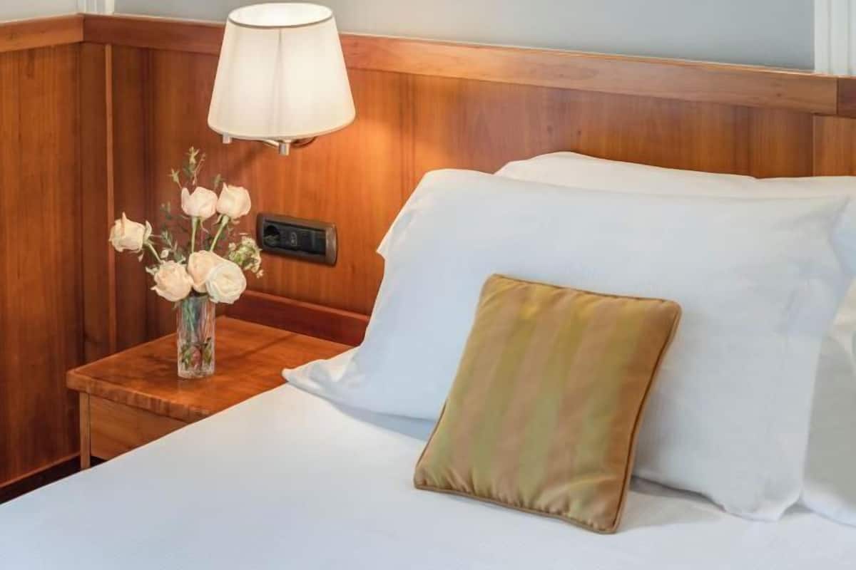1 habitación, edredón, minibar y caja de seguridad en la habitación