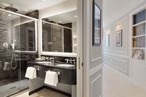 Suite Deluxe, terrazzo, vista mare parziale (Portovenere) | Kamar mandi | Pengering rambut, sandal, handuk, dan sabun