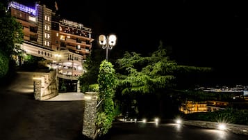 Fassade der Unterkunft – Abend/Nacht