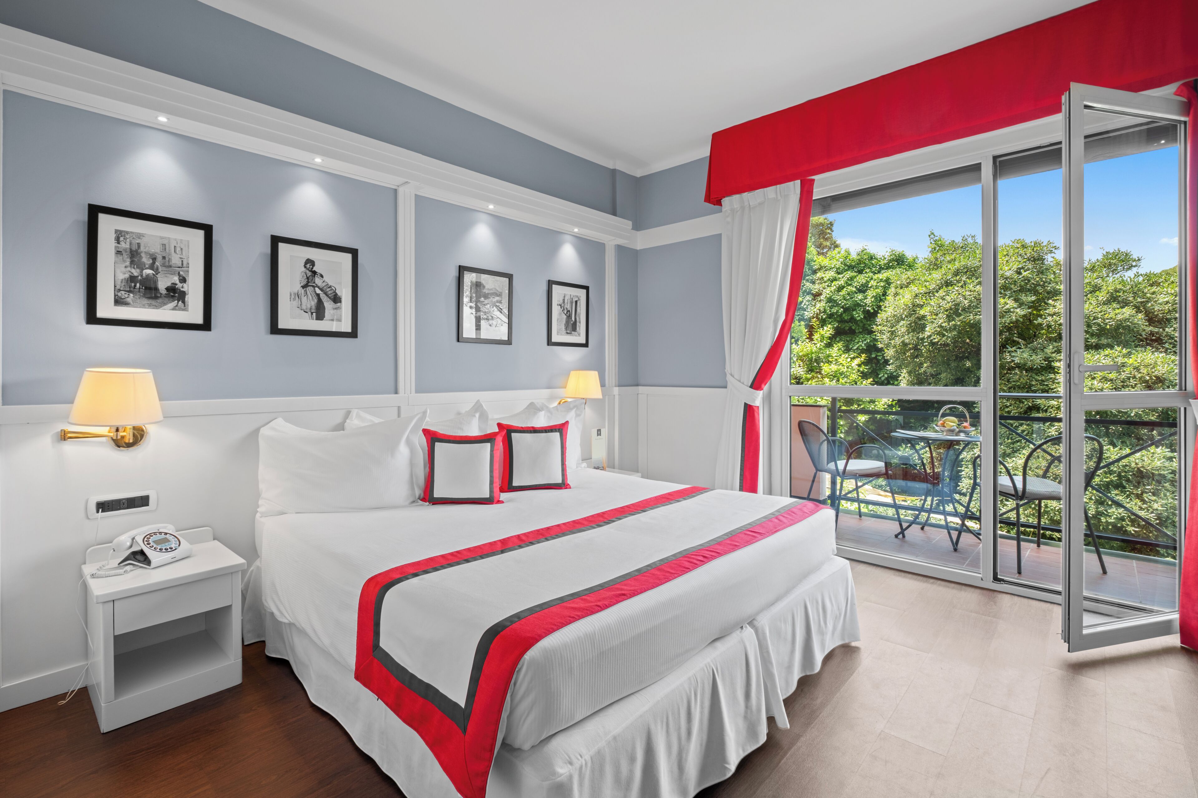 Chambre classique double, balcon, vue partielle sur la mer | Couette en duvet, minibar, coffre-fort, accès au Wi-Fi (inclus)