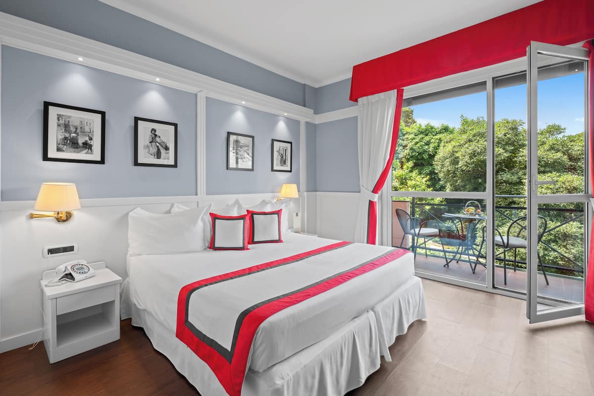 Chambre classique double, balcon, vue partielle sur la mer | Couette en duvet, minibar, coffre-fort, accès au Wi-Fi (inclus)