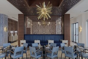 Desayuno completo (EUR 28 por persona)