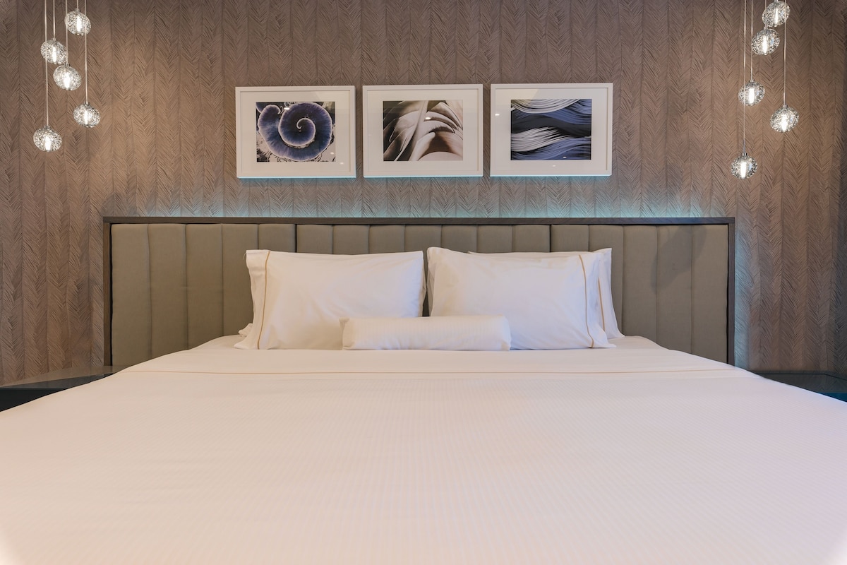 Premium Suite, 1 Bedroom, Non Smoking | Premium bedding, minibar, in-room safe, desk