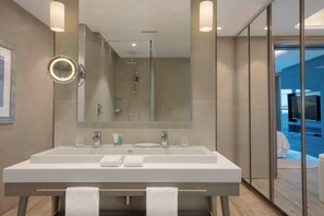 Articles de toilette gratuits, sèche-cheveux, peignoirs, chaussons