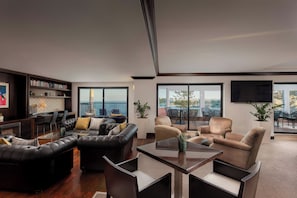 2 bars/lounges, lobby lounge, tapas bar