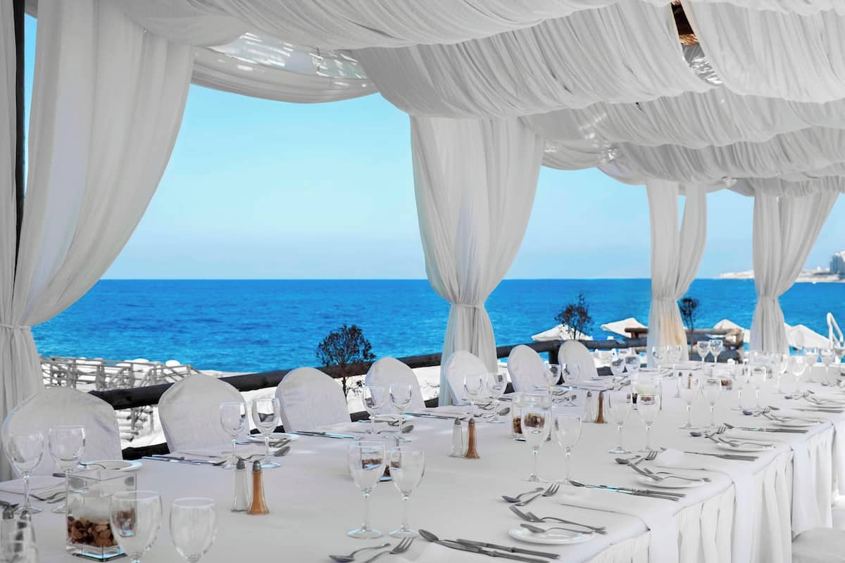 3 restaurants, breakfast served