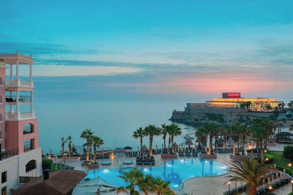 Hồ bơi trong nhà, hồ bơi ngoài trời, dù/ô trên bãi biển/hồ bơi