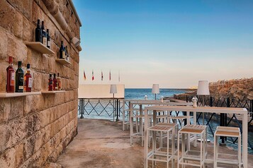 2 bars/lounges, lobby lounge, tapas bar