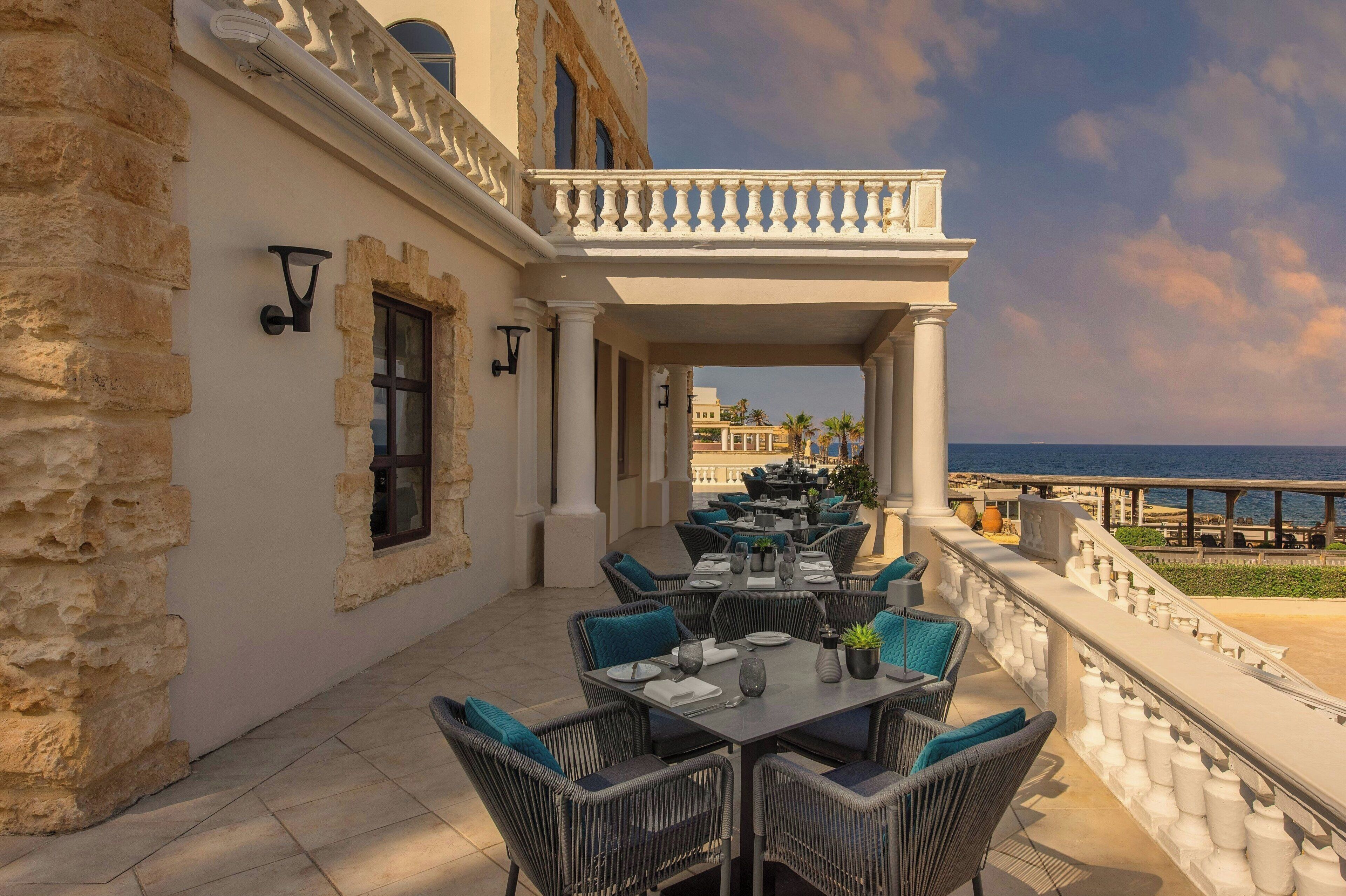 3 restaurants; breakfast, lunch, and dinner served