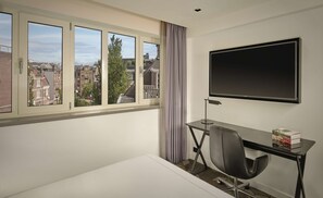 Caja de seguridad en la habitación y escritorio 