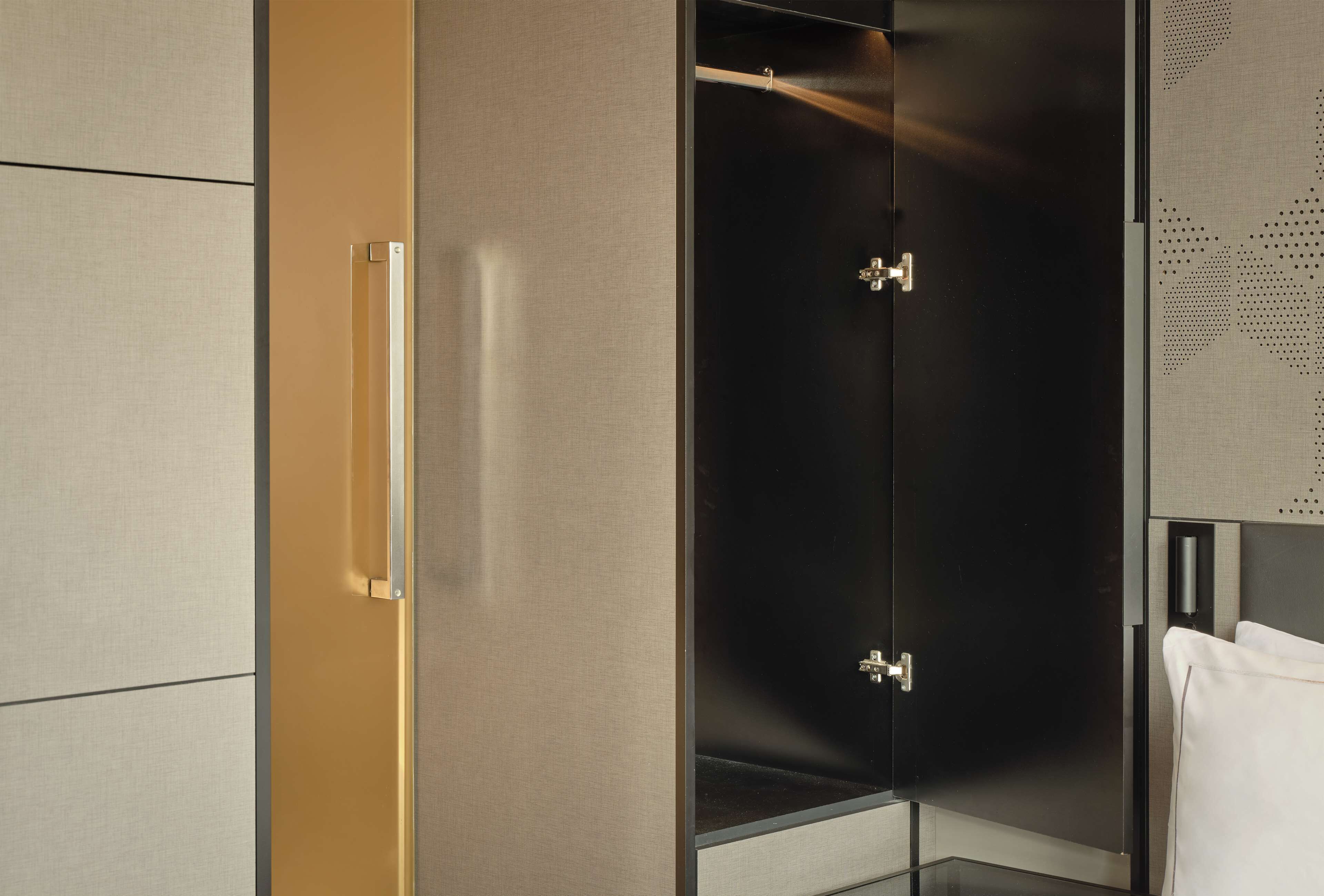 Un baño moderno con cabina de ducha de vidrio, una toalla blanca y un grifo metálico.