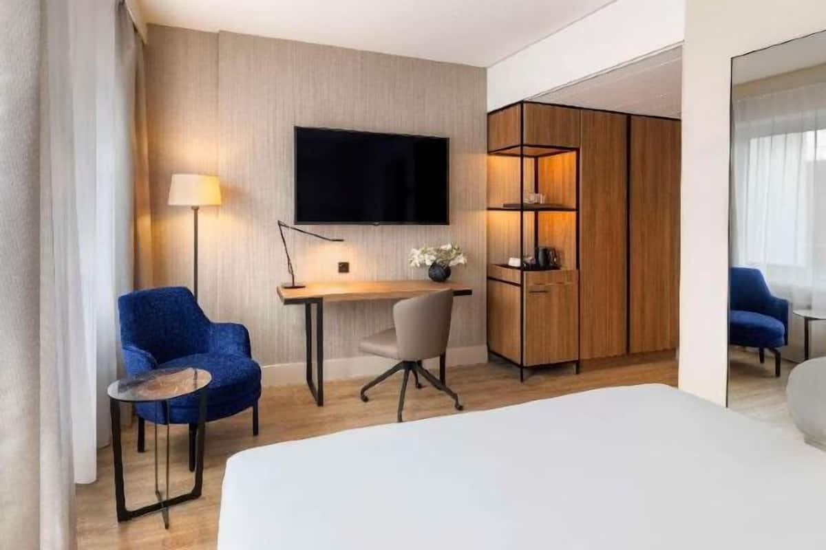 Minibar, Zimmersafe, Schreibtisch, Verdunkelungsvorhänge