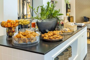 Daily buffet breakfast (EUR 21.90 per person)