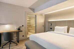 Junior Suite (Extra Large) | Bar mini, peti besi dalam bilik, meja, langsir/tirai gelap terus 