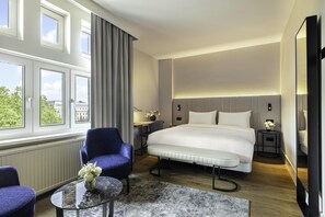 Minibar, in-room safe, desk, blackout curtains - NH Amsterdam Leidseplein (Amsterdam)