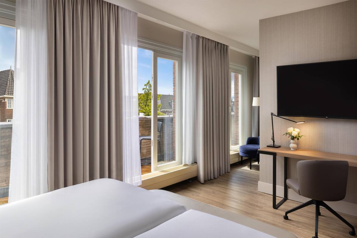 Standard Room, Balcony | Minibar, in-room safe, desk, blackout drapes