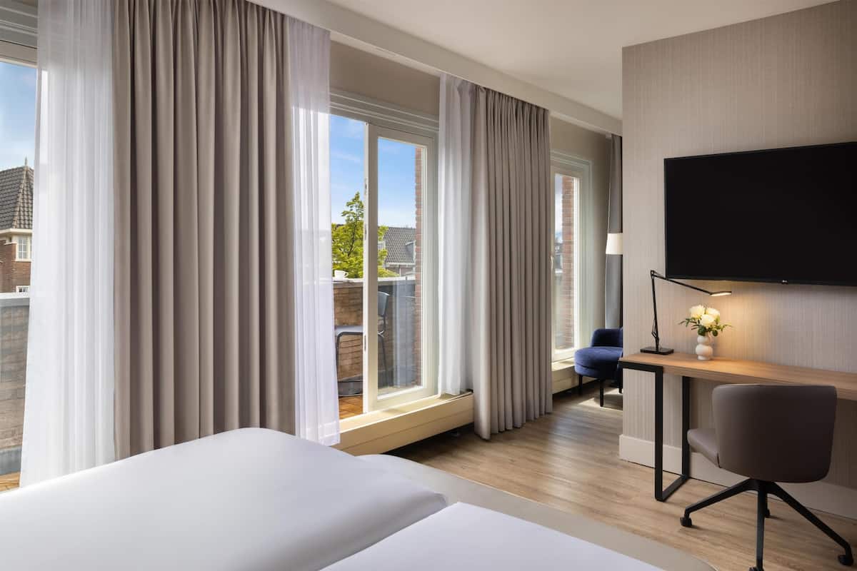 Standard Room, Balcony | Minibar, in-room safe, desk, blackout drapes